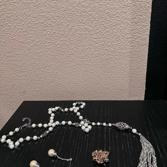 Elegant Silver and Pearl tassel - Picture 2 of 5